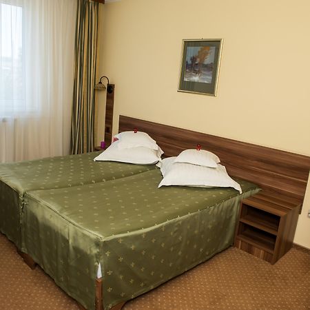 אורדאה Hotel Lyra מראה חיצוני תמונה
